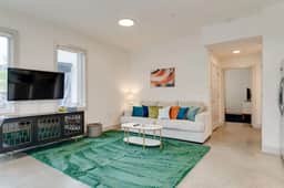 Urban Oasis Spacious King Bed Free Parking - Image 5