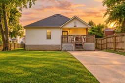 Mins to Broadway | 4BR, 2 Kings + Yard | Sleeps 10 - Image 5