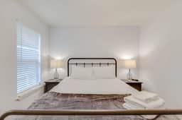 Mins to Broadway | 4BR, 2 Kings + Yard | Sleeps 10 - Image 3