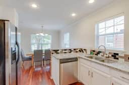 Mins to Broadway | 4BR, 2 Kings + Yard | Sleeps 10 - Image 4