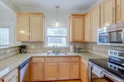 3BR + Gated Parking | Sleeps 8 /Mins to Broadway - Image 4