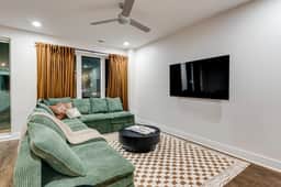 Luxury Triple Combo Townhouse with Walk-Out Deck in Music City - Image 3