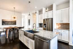 Edgehill HQ Luxury Home 3 Kings 2 Car Garage - Image 4