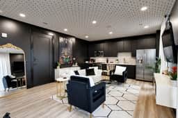 Top Floor NEO Suite: Walk to Broadway & Views - Image 4