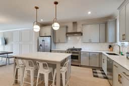 2 Generous Townhomes: Central Locale—Sleeps 24! - Image 4