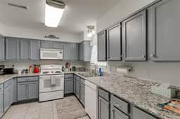 Elegant 3 BDR w/free parking. 1.5M to Broadway! - Image 3