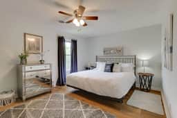 Elegant 3 BDR w/free parking. 1.5M to Broadway! - Image 5