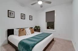 Elegant Townhouse Near Broadway - Image 4