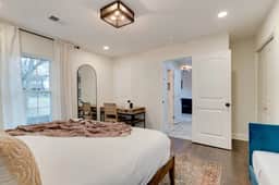 King Bed & Parking: Heart of East Nashville - Image 3