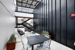 East Nash Top-Floor 1BR | Rooftop Deck | Sleeps 6 - Image 3