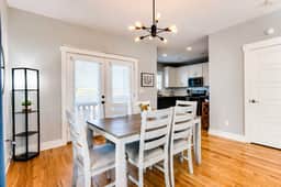 3BR Home-HUGE yard for pets! 4.5 miles to Broadway - Image 5