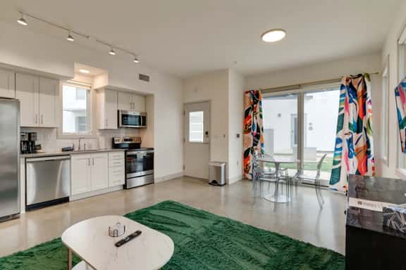 Urban Oasis Spacious King Bed Free Parking - Image 1