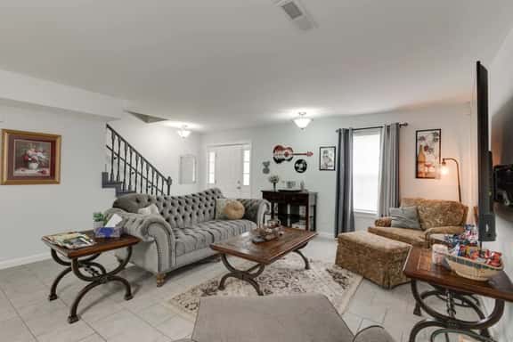 Elegant 3 BDR w/free parking. 1.5M to Broadway! - Image 1