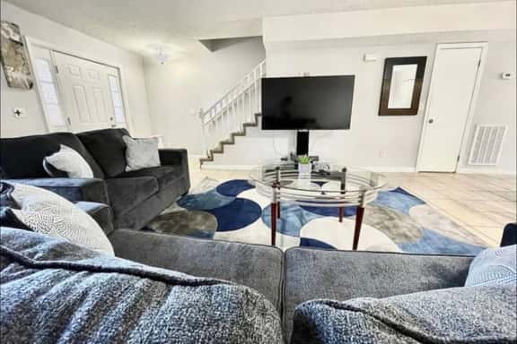 2 Calm Units • Sleeps 16 • Groups + Parking - Image 1