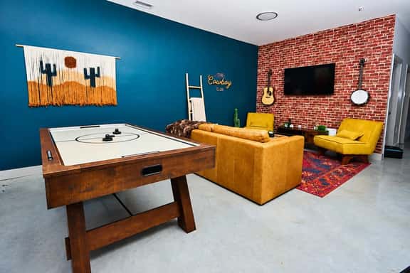 Nashville's Wildwest Getaway! - Image 1