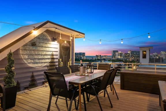 4BR Skyline Rooftop | Walk to Gulch | Sleeps 12 - Image 1