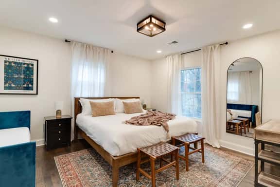 King Bed & Parking: Heart of East Nashville - Image 1