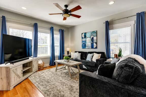 3BR Home-HUGE yard for pets! 4.5 miles to Broadway - Image 1