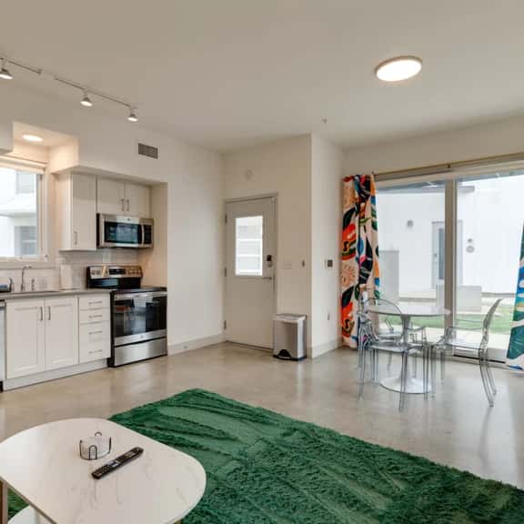 Urban Oasis Spacious King Bed Free Parking - Image 1