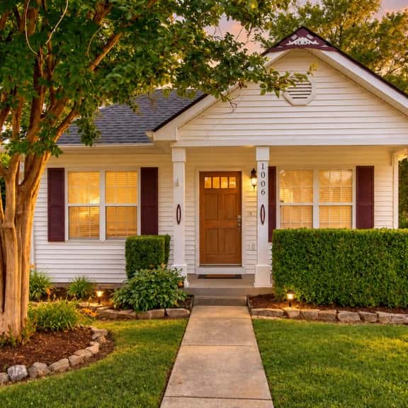 Mins to Broadway | 4BR, 2 Kings + Yard | Sleeps 10 - Image 1