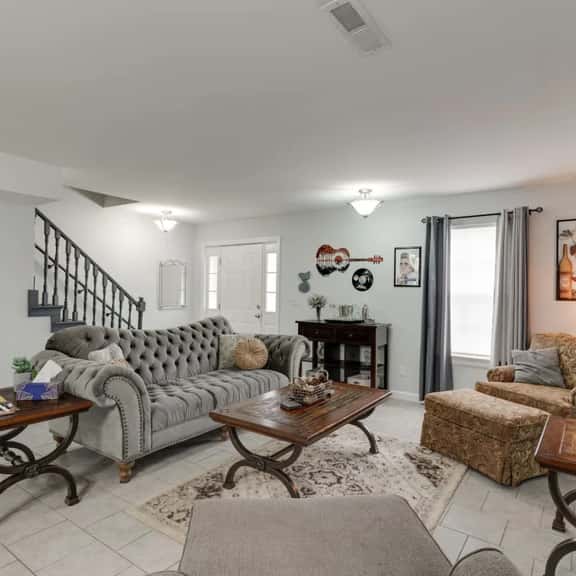 Elegant 3 BDR w/free parking. 1.5M to Broadway! - Image 1