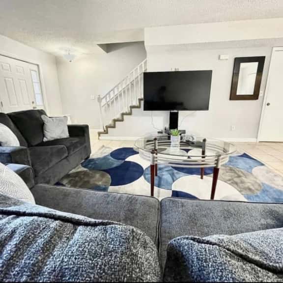 2 Calm Units • Sleeps 16 • Groups + Parking - Image 1