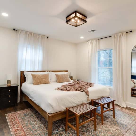 King Bed & Parking: Heart of East Nashville - Image 1