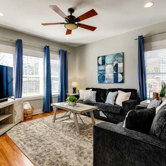 3BR Home-HUGE yard for pets! 4.5 miles to Broadway - Image 1