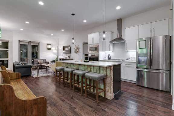 Rooftop home in The Gulch with skyline views - Image 4