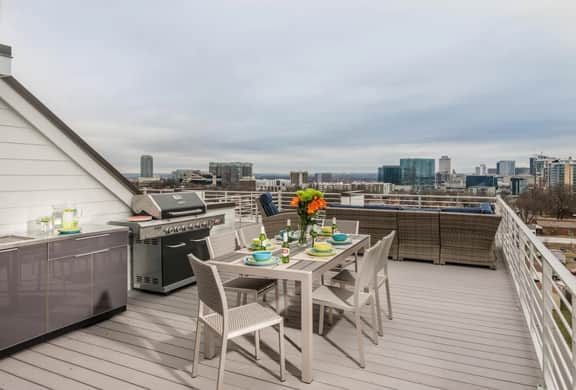 Rooftop home in The Gulch with skyline views - Image 3