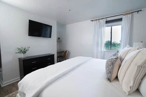 Riverfront Oasis| Pool | King Bed Walk to Broadway - Image 5