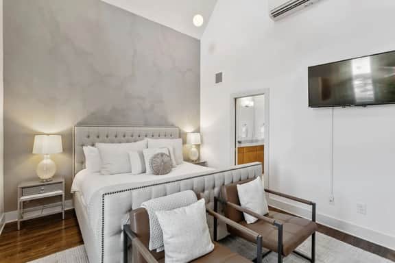 East Nash 3BR/3.5BA | Rooftop Fire Pit + Views - Image 5