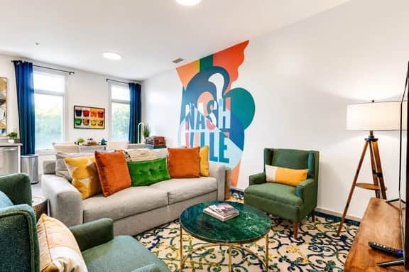 King Suite and Spacious Balcony Near Broadway - Image 2