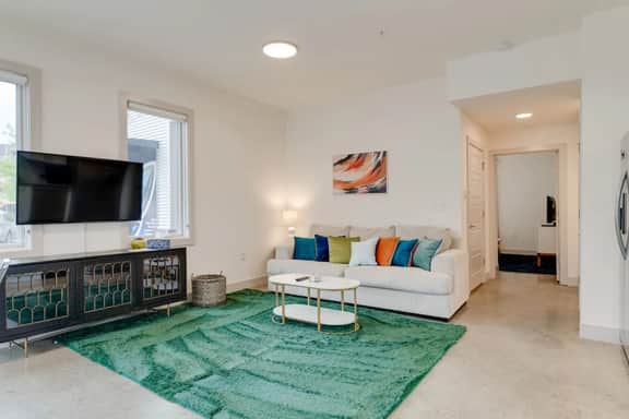 Urban Oasis Spacious King Bed Free Parking - Image 5