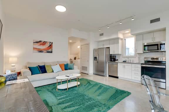 Urban Oasis Spacious King Bed Free Parking - Image 4