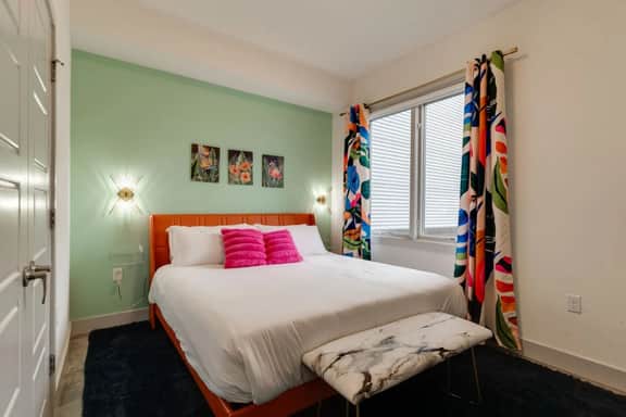 Urban Oasis Spacious King Bed Free Parking - Image 3