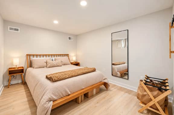 Pet-Friendly 4BR Near Vanderbilt & Centennial Park - Image 4