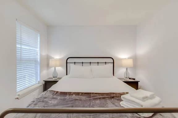 Mins to Broadway | 4BR, 2 Kings + Yard | Sleeps 10 - Image 3