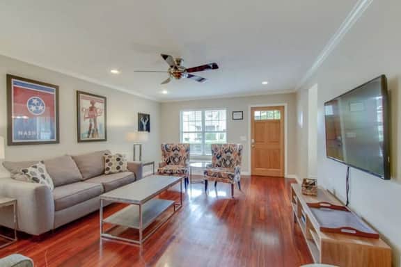 Mins to Broadway | 4BR, 2 Kings + Yard | Sleeps 10 - Image 2