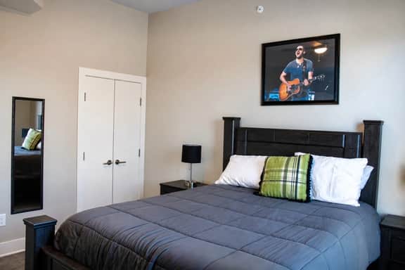 Midtown 1BR by Vandy | Free Parking + Washer/Dryer - Image 3