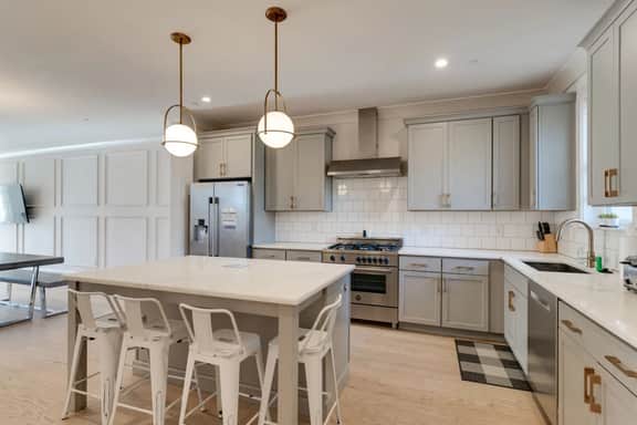 2 Generous Townhomes: Central Locale—Sleeps 24! - Image 4