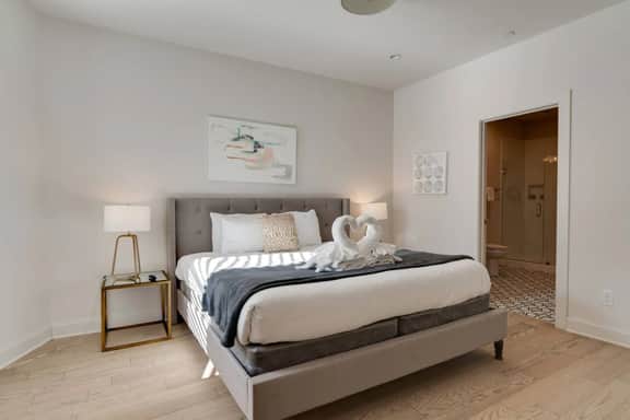 2 Generous Townhomes: Central Locale—Sleeps 24! - Image 5