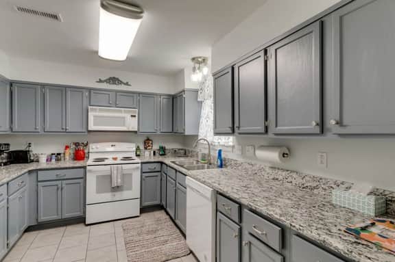 Elegant 3 BDR w/free parking. 1.5M to Broadway! - Image 3