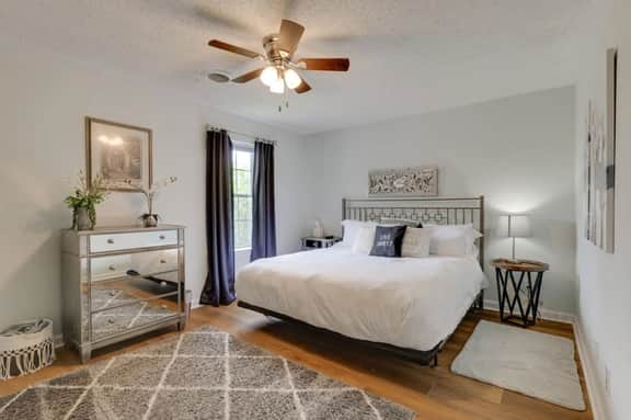 Elegant 3 BDR w/free parking. 1.5M to Broadway! - Image 5