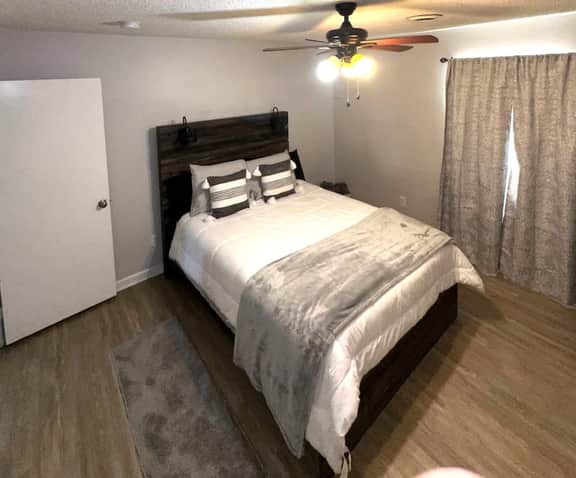 Serene 2-Bedroom w/free Parking - Image 4