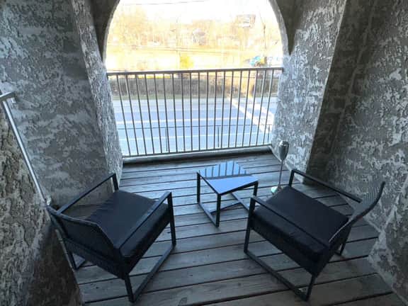 Serene 2-Bedroom w/free Parking - Image 5