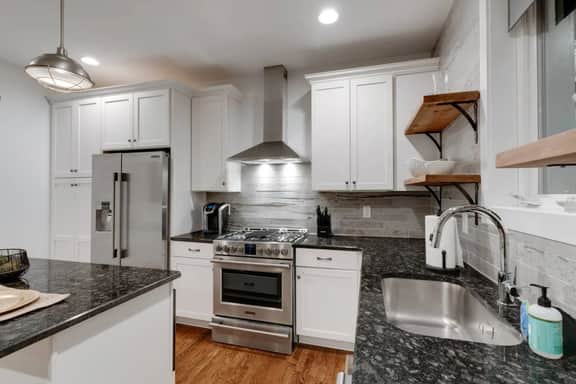 Elegant Townhouse Near Broadway - Image 3