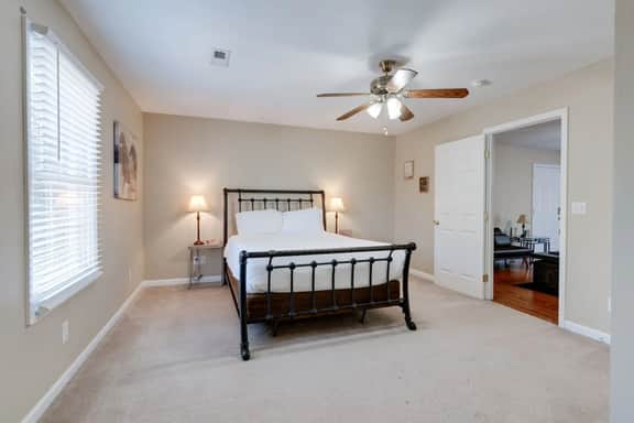 Relaxing 3BR Retreat 15 Minutes to Broadway - Image 4