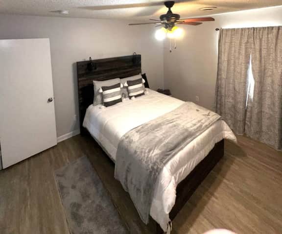 2 Calm Units • Sleeps 16 • Groups + Parking - Image 3