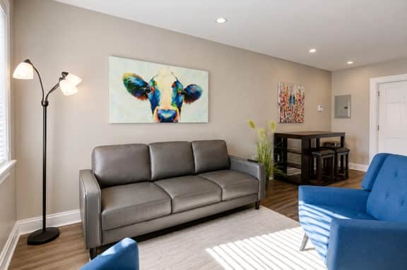 Historic Sanctuary | King Bed | Mins to Broadway - Image 2